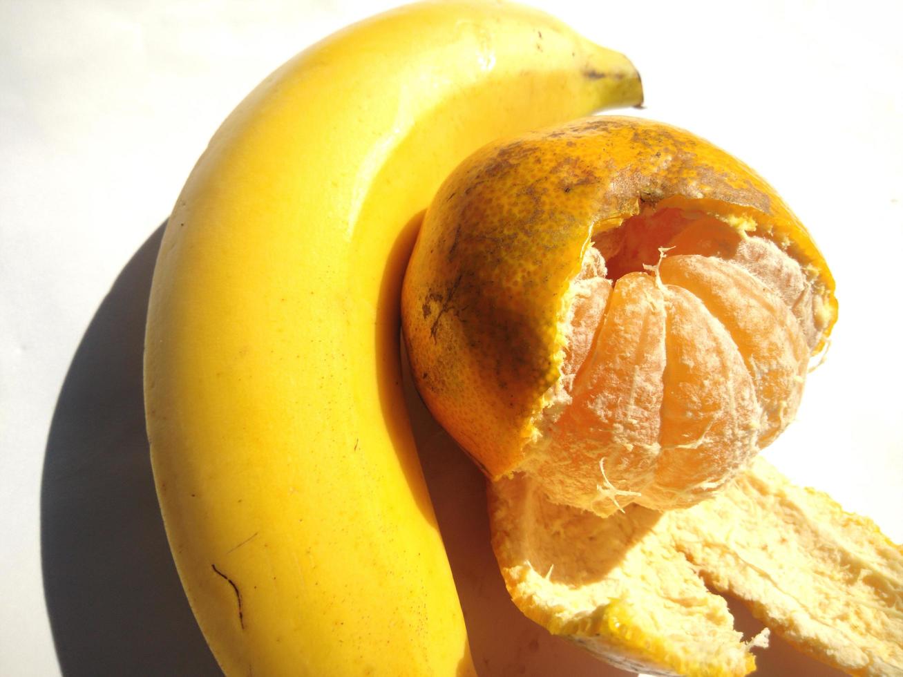 orange et banane isolés sur fond blanc.vue grand angle. photo