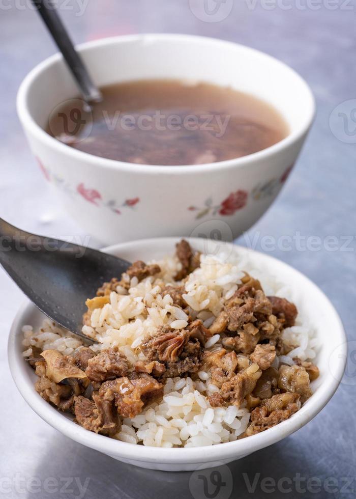 riz à la viande braisée, ragoût de boeuf sur riz cuit à tainan, taïwan. taïwanais célèbre délicatesse traditionnelle de la cuisine de rue. concept de design de voyage, gros plan. photo