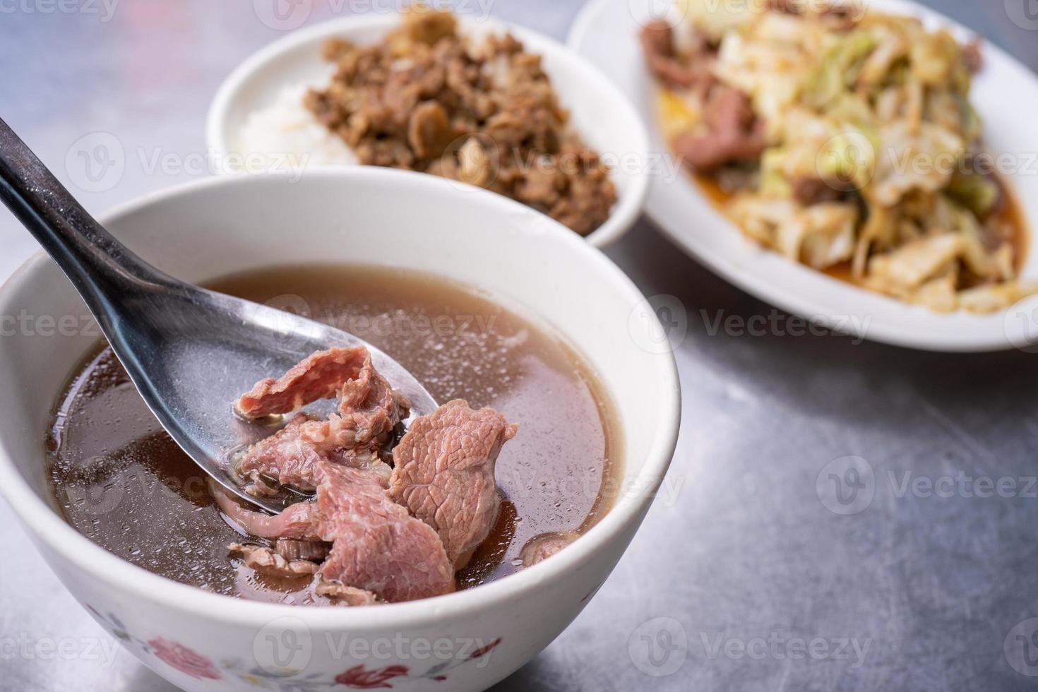 soupe de boeuf - nourriture célèbre à taïwan, asie, cuisine asiatique de délicatesse de rue taïwanaise, gros plan, modes de vie, petit-déjeuner traditionnel à tainan. photo