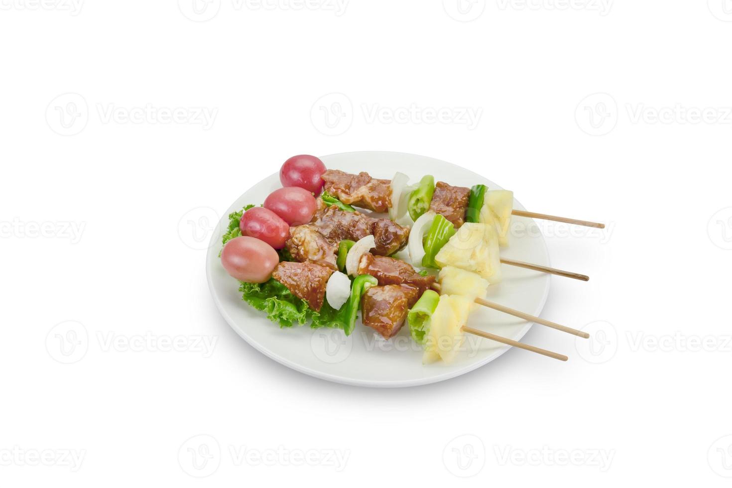 brochette de viande et de légumes mélangés isolé sur fond blanc, chemin de détourage photo