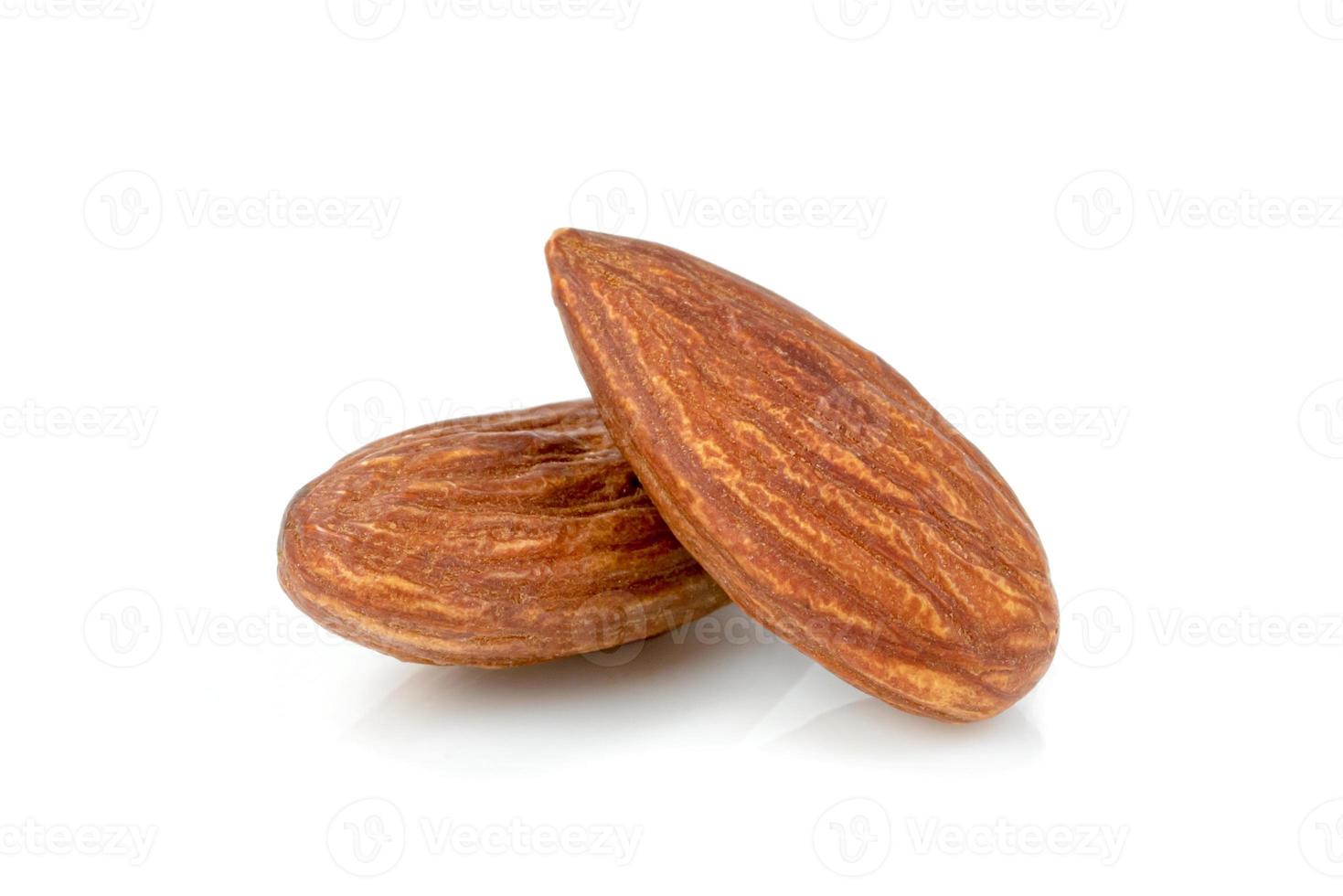 Amandes grillées naturelles isolé sur fond blanc photo