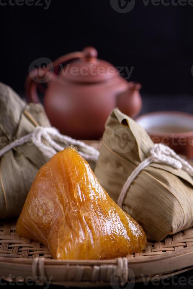 boulette de riz alcaline zongzi - nourriture traditionnelle en cristal chinois sucré sur une assiette à manger pour le concept de célébration du festival du bateau-dragon duanwu, gros plan. photo