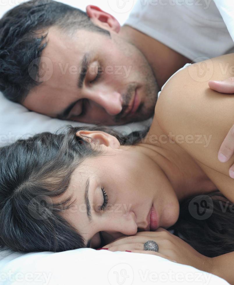 jeune couple passe du bon temps dans sa chambre photo