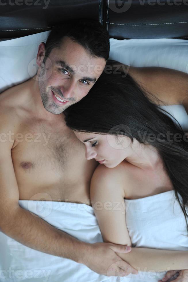 jeune couple passe du bon temps dans sa chambre photo