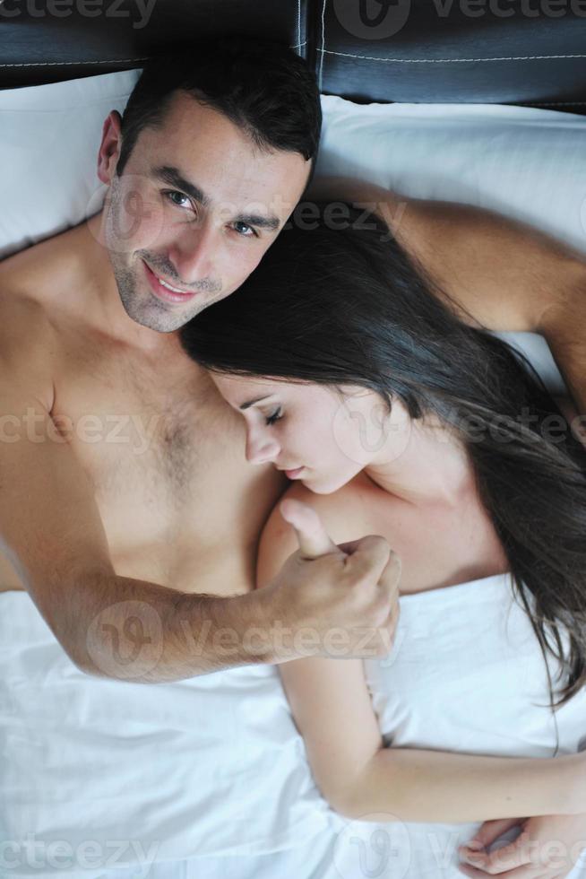 jeune couple passe du bon temps dans sa chambre photo