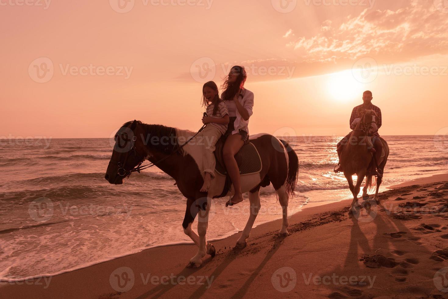 la famille passe du temps avec ses enfants tout en faisant de l'équitation ensemble sur une plage de sable. mise au point sélective photo