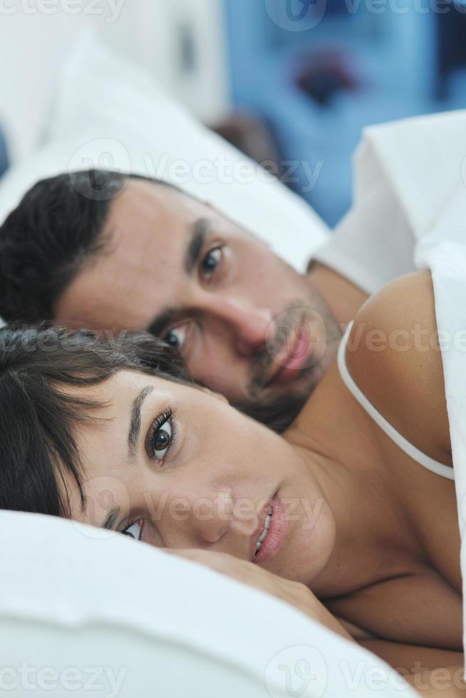 jeune couple passe du bon temps dans sa chambre photo