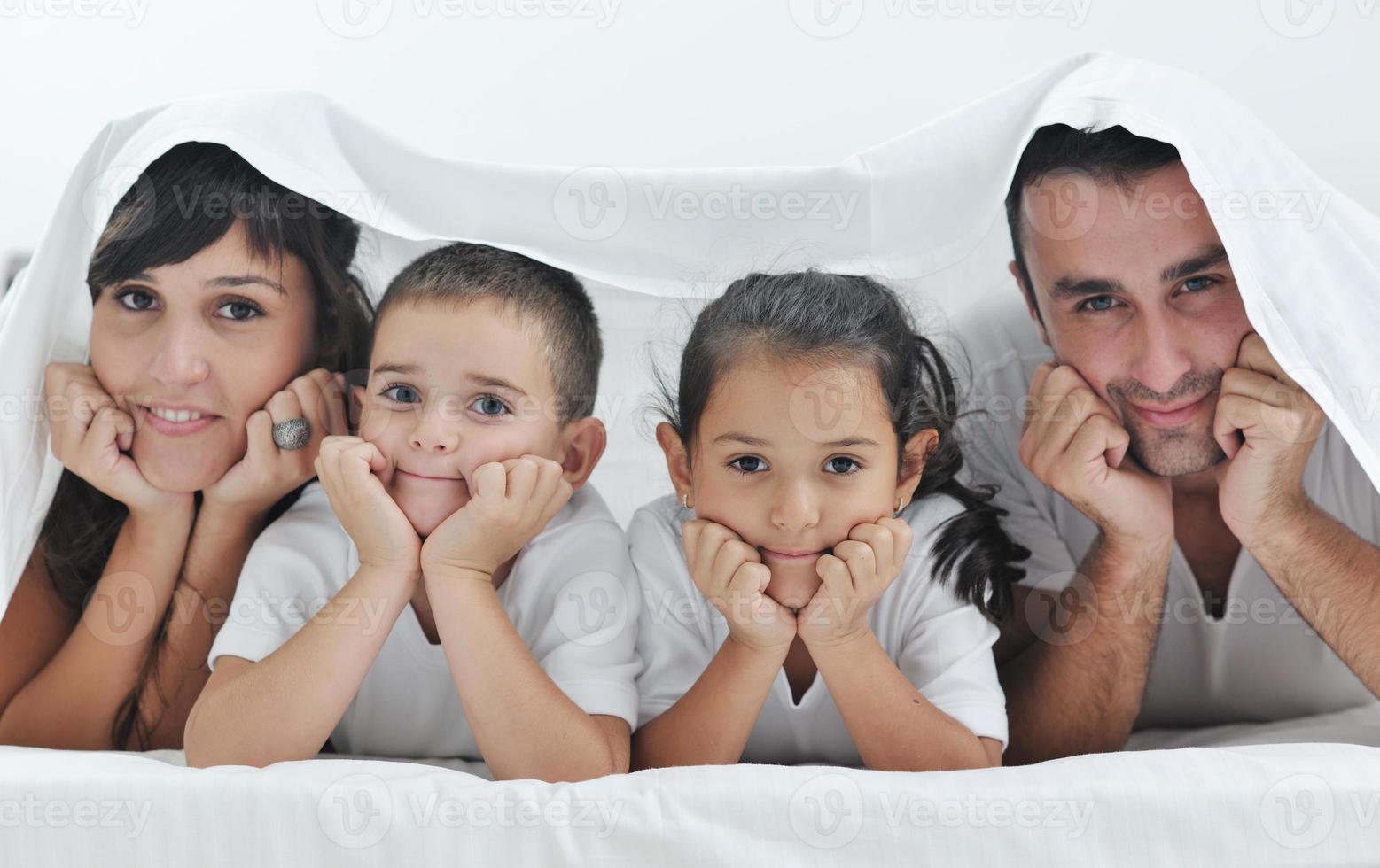 heureuse jeune famille dans leur chambre photo