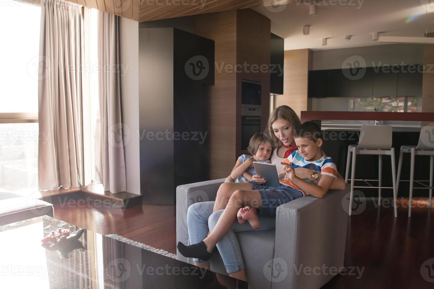 heureuse jeune mère passe du temps avec les enfants photo