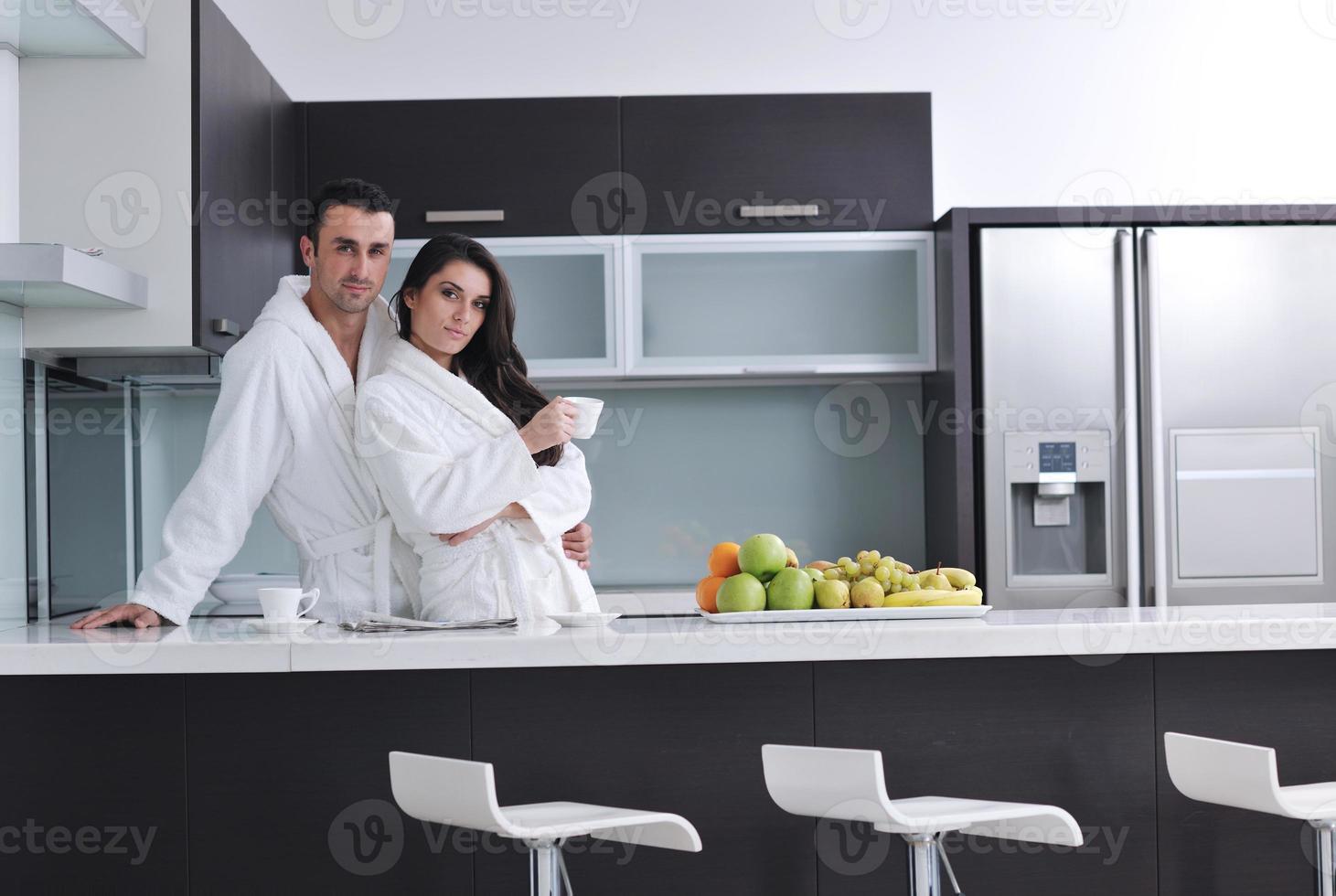 jeune couple s'amuse dans une cuisine moderne photo