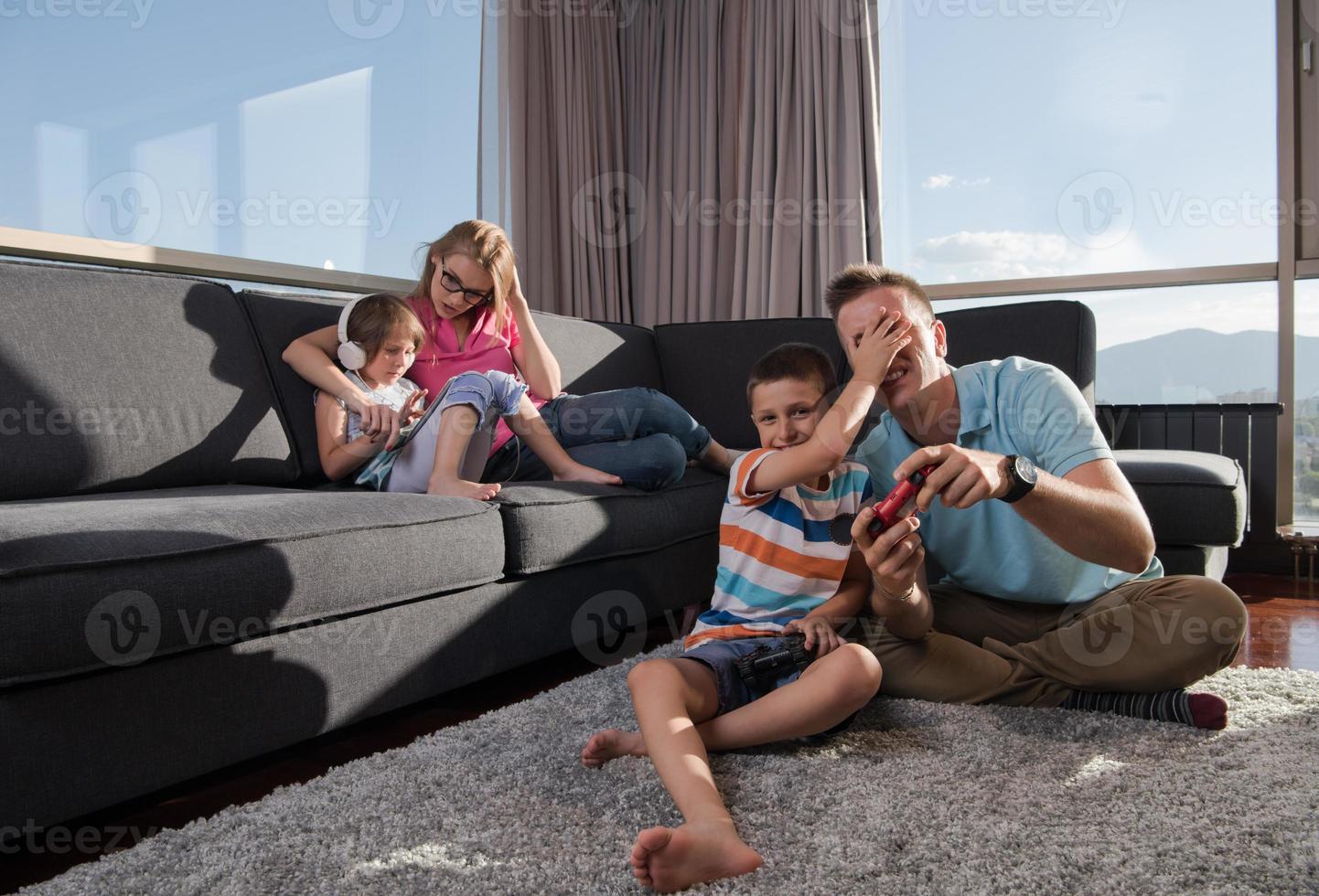 famille heureuse jouant à un jeu vidéo photo