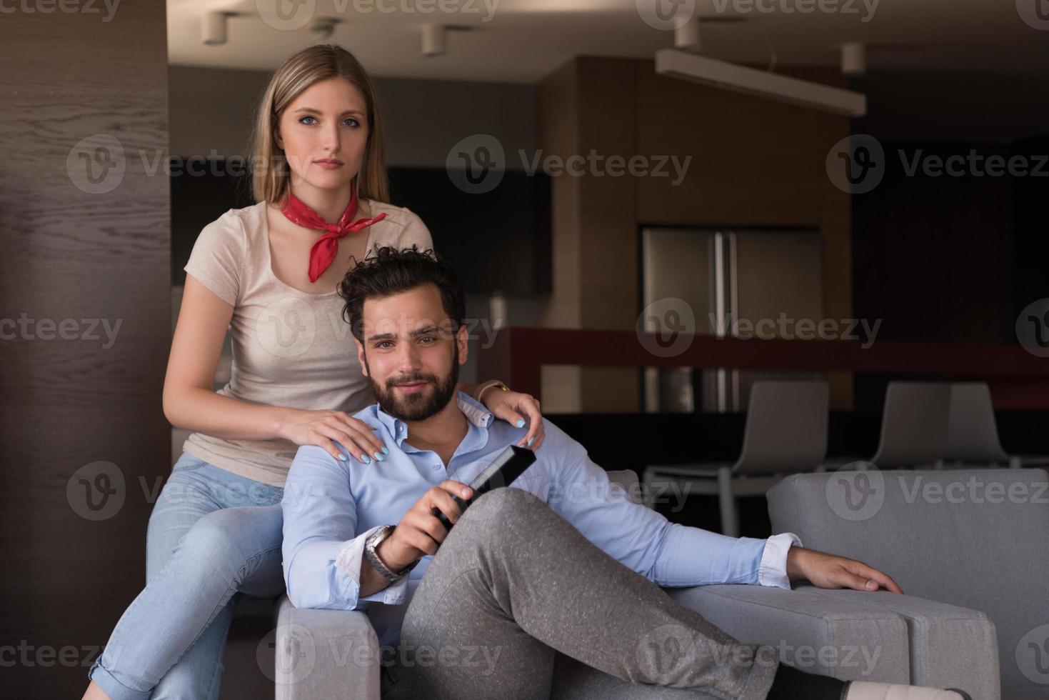 jeune couple sur le canapé devant la télévision photo