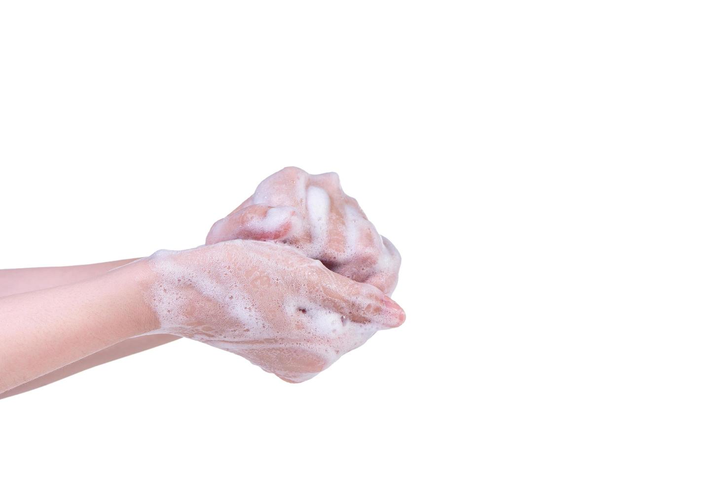 instruction d'étape de lavage des mains isolée sur fond blanc. jeune femme asiatique utilisant du savon liquide, concept de protection du coronavirus pandémique, gros plan. photo