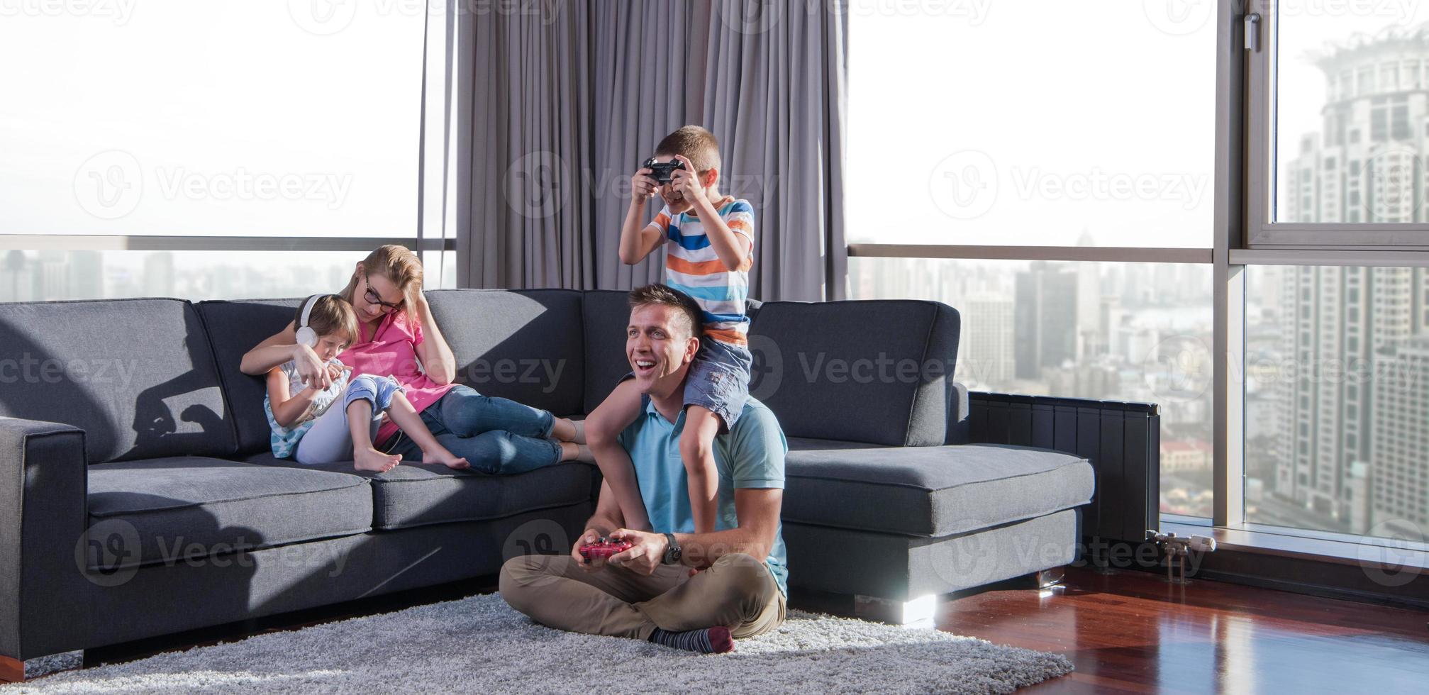 famille heureuse jouant à un jeu vidéo photo