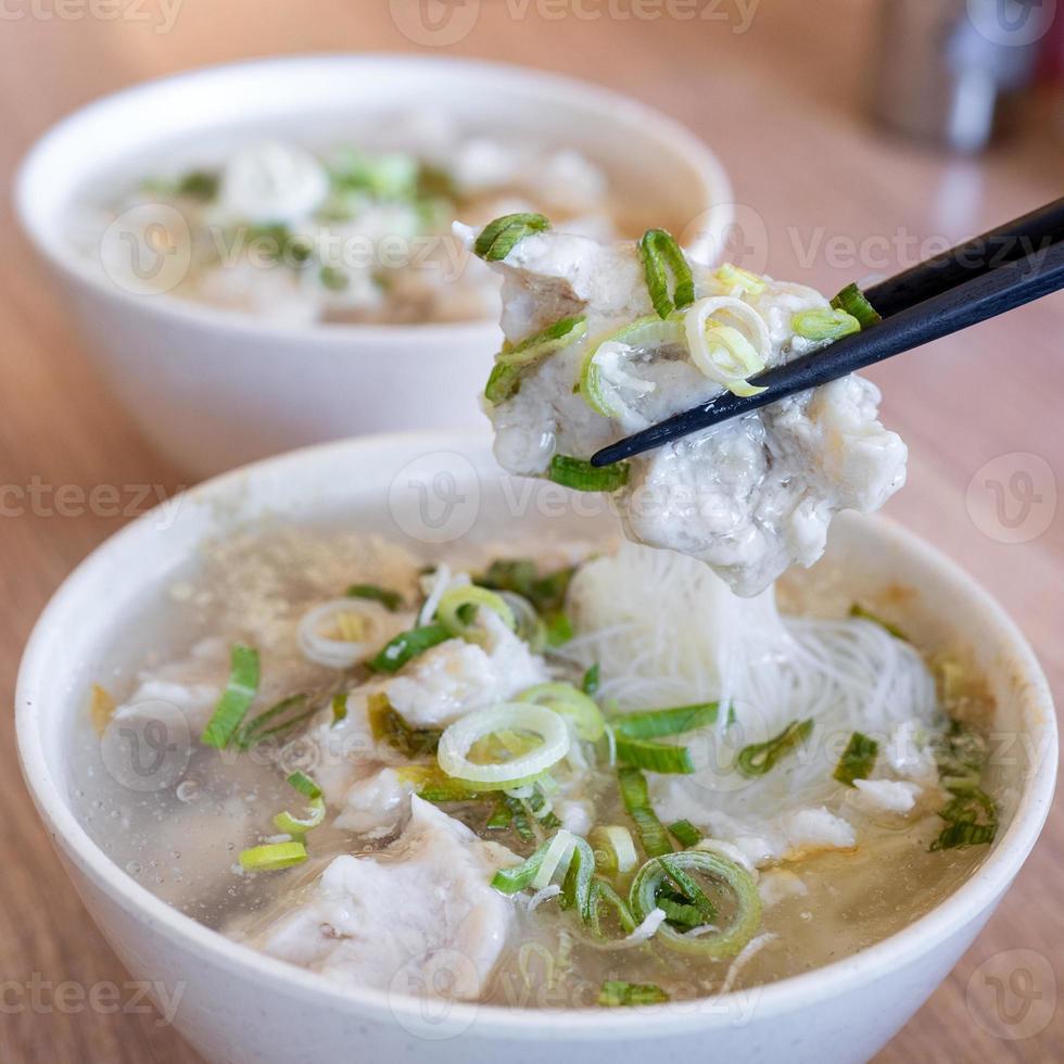 délicieuses nouilles de riz aux boulettes de poisson dans une soupe épaisse, nourriture commune à tainan, taïwan, asie, cuisine asiatique de délicatesse de rue taïwanaise, gros plan, mode de vie. photo