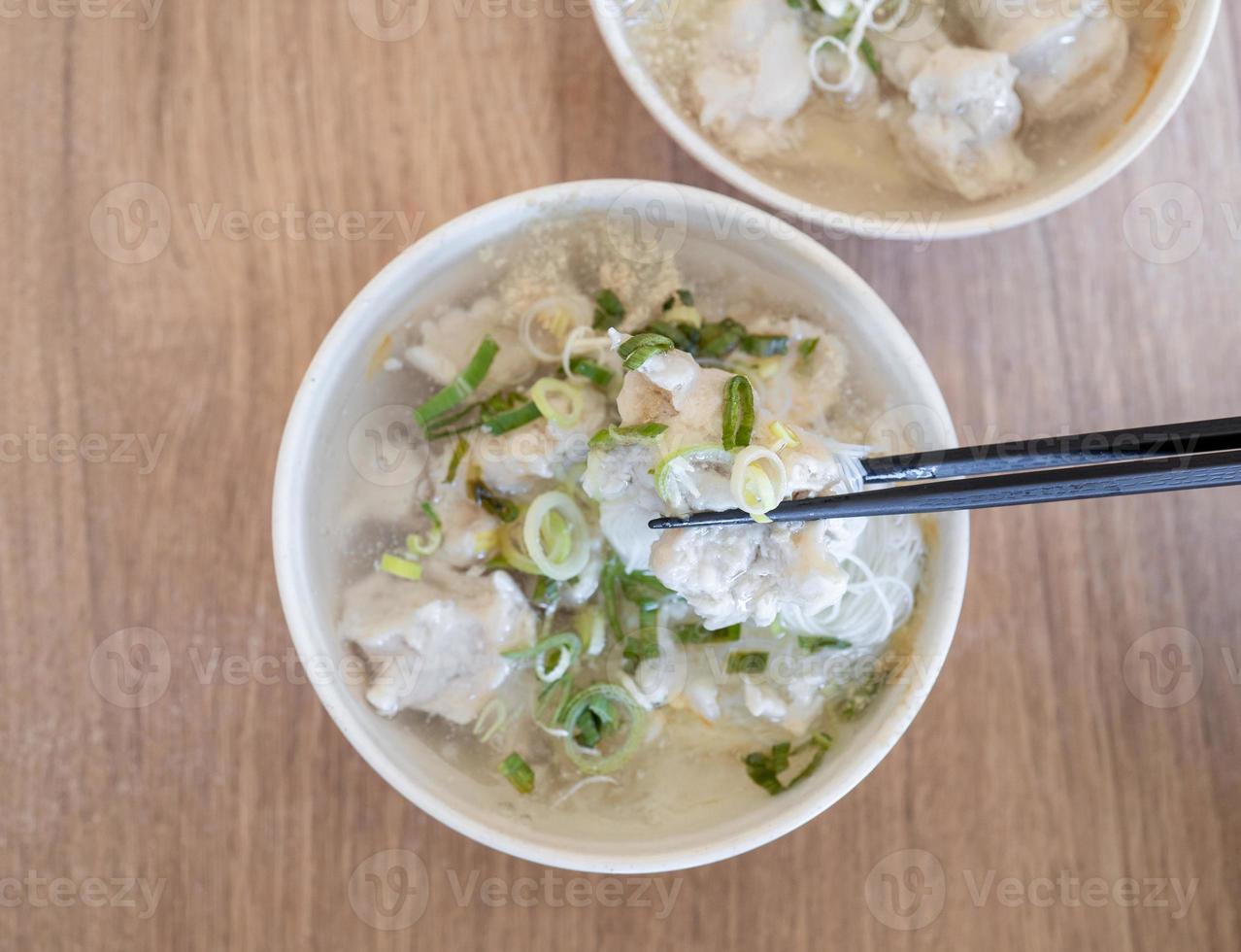 délicieuses nouilles de riz aux boulettes de poisson dans une soupe épaisse, nourriture commune à tainan, taïwan, asie, cuisine asiatique de délicatesse de rue taïwanaise, gros plan, mode de vie. photo