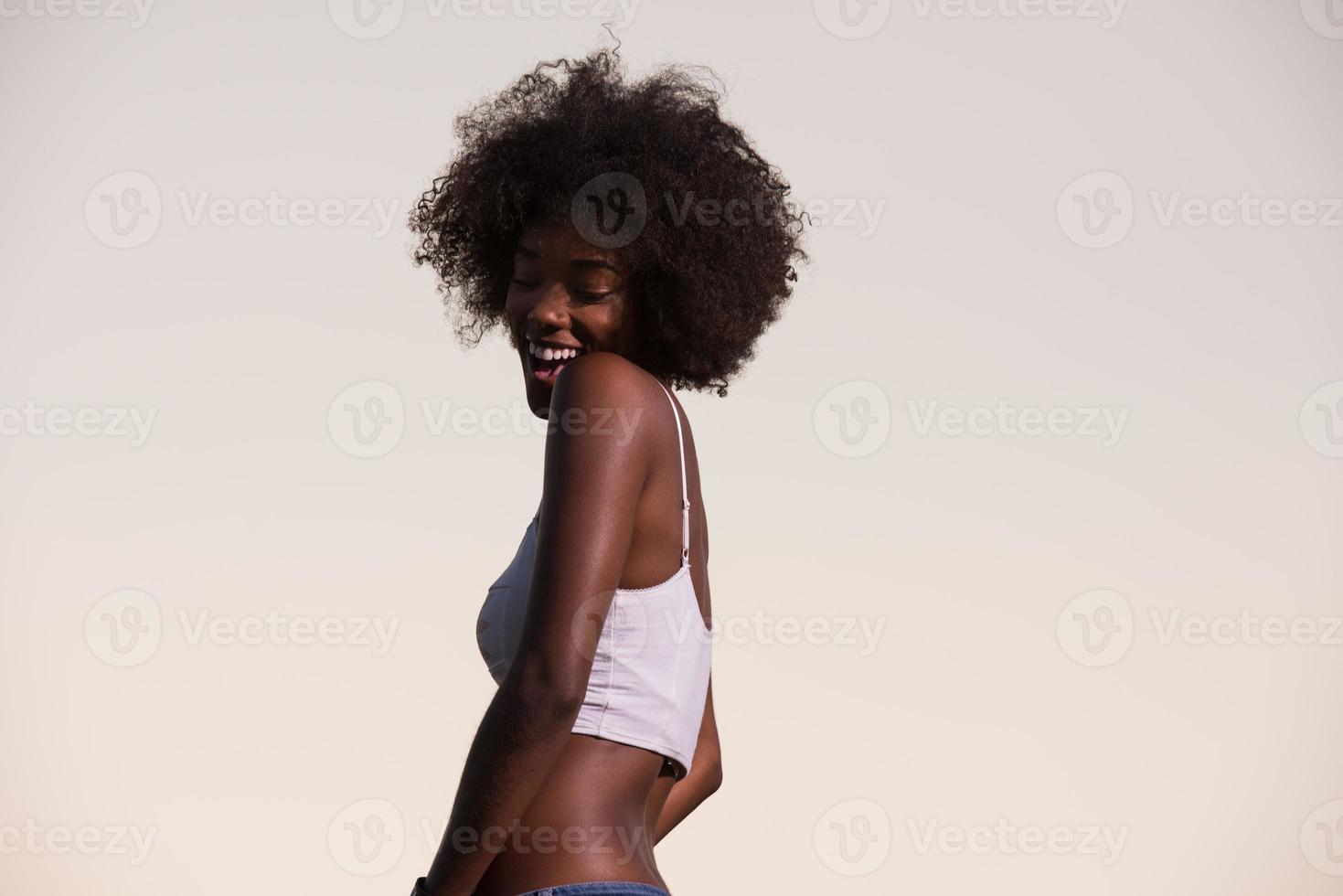 jeune femme noire dans la nature photo