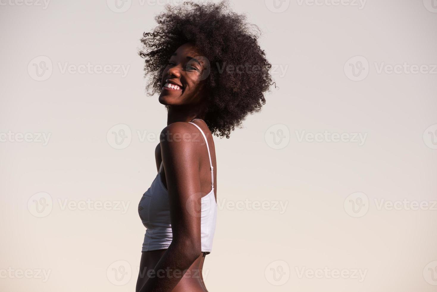 jeune femme noire dans la nature photo