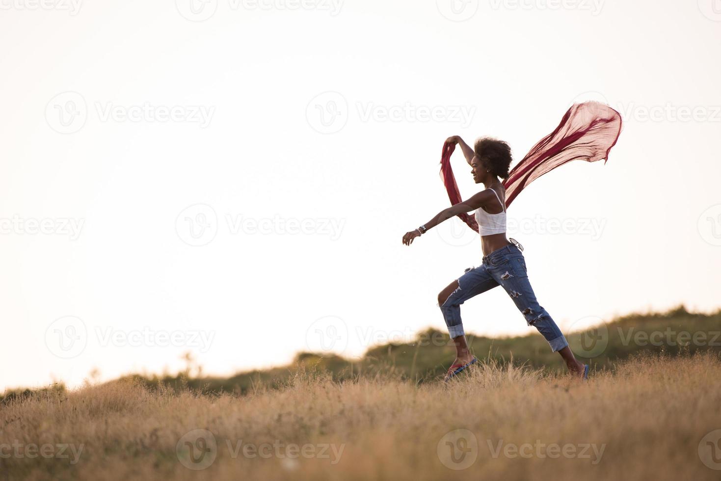 fille noire danse à l'extérieur dans un pré photo