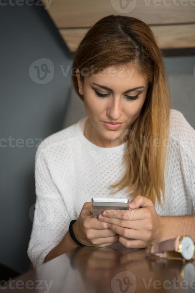 jeune femme, utilisation, téléphone portable photo