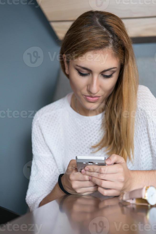 jeune femme, utilisation, téléphone portable photo