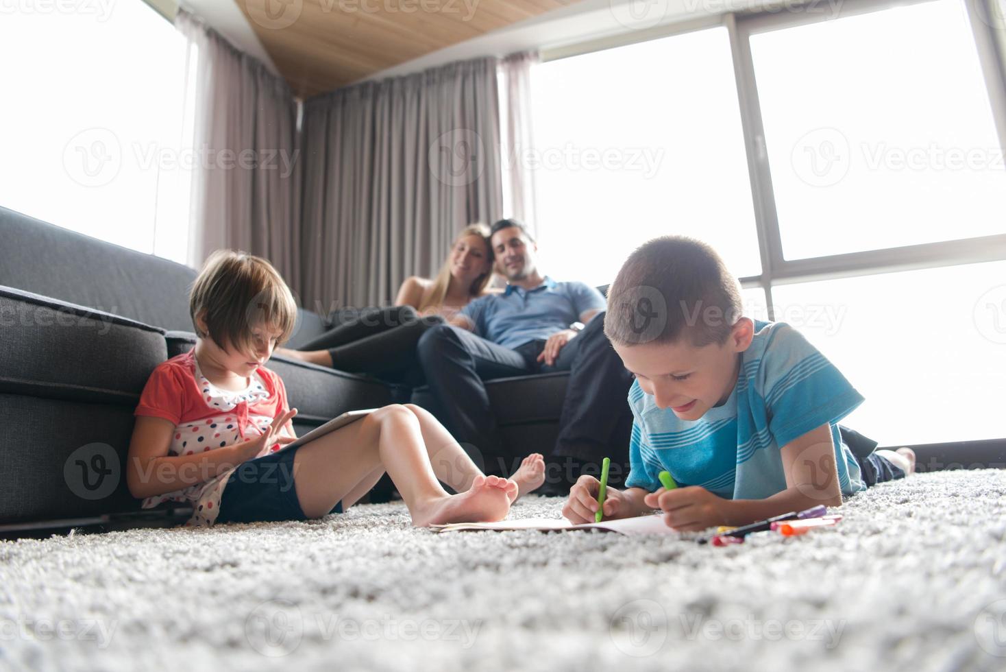 jeune couple passe du temps avec des enfants photo