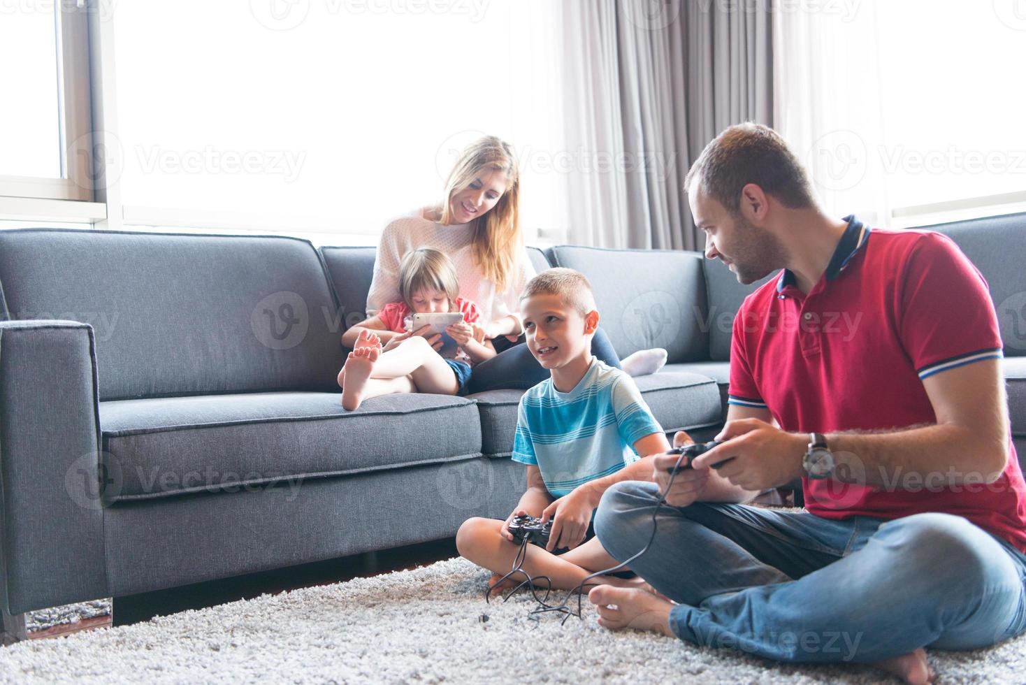 famille heureuse jouant à un jeu vidéo photo