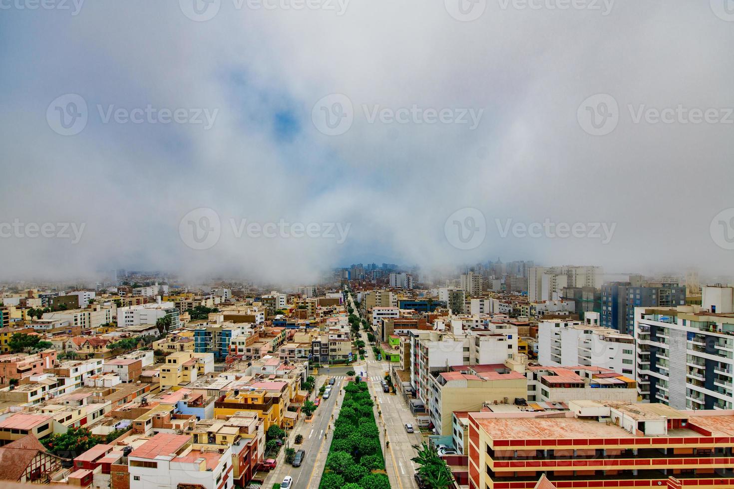 lima capitale du pérou enveloppée dans le brouillard typique de garua. photo
