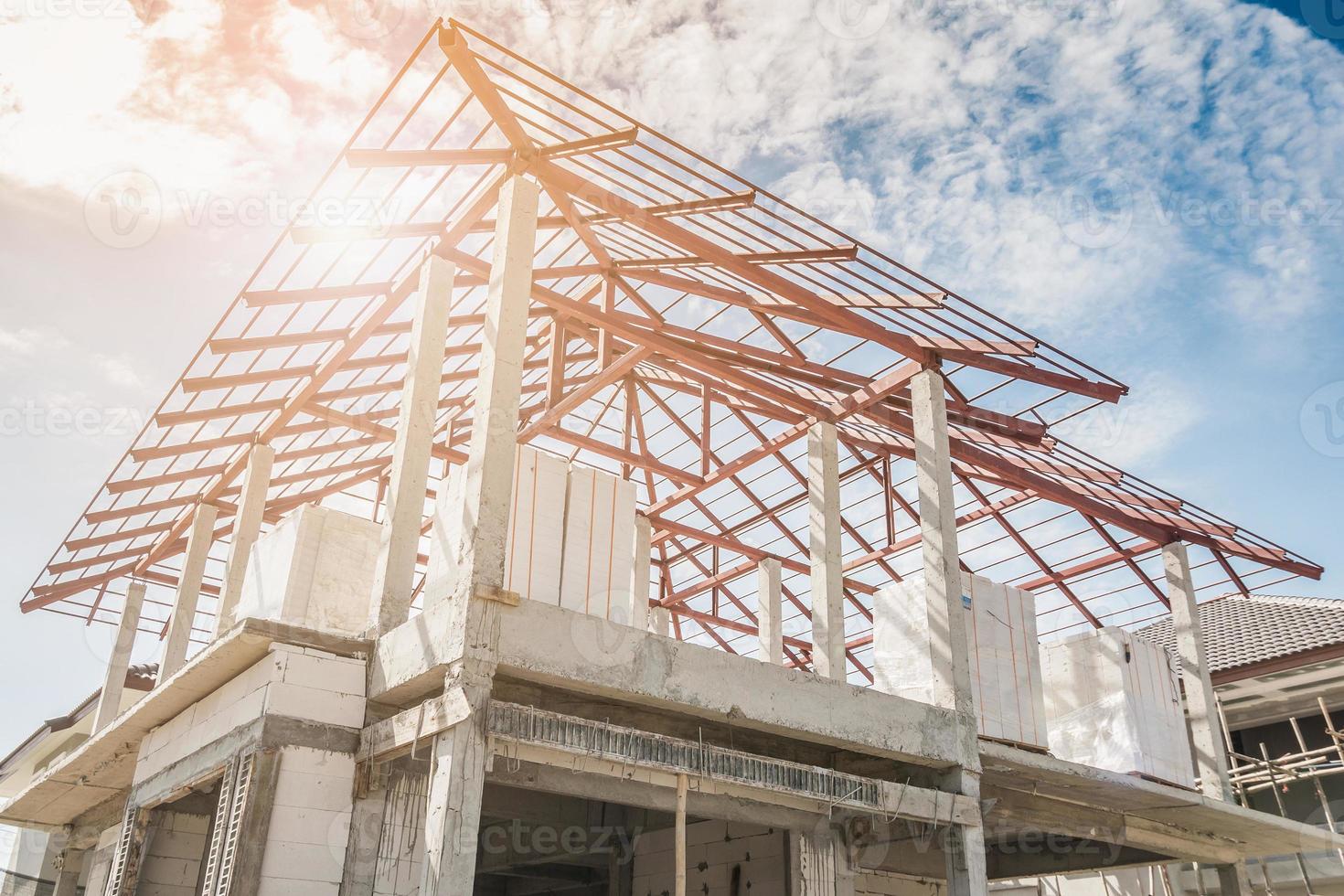 construction d'une nouvelle maison résidentielle en cours sur le chantier photo