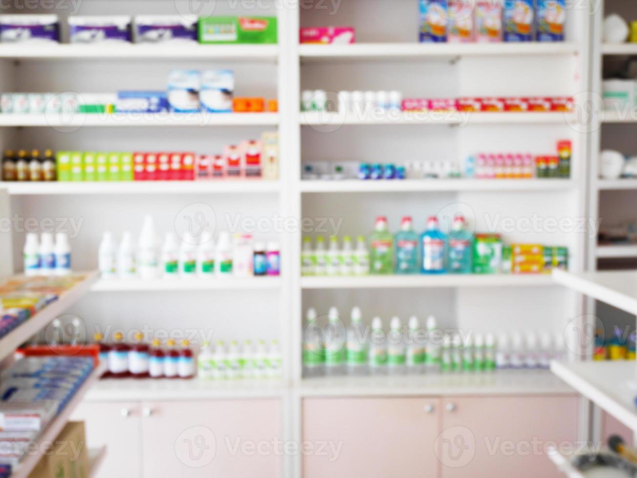 pharmacie avec des médicaments flous disposés sur des étagères photo