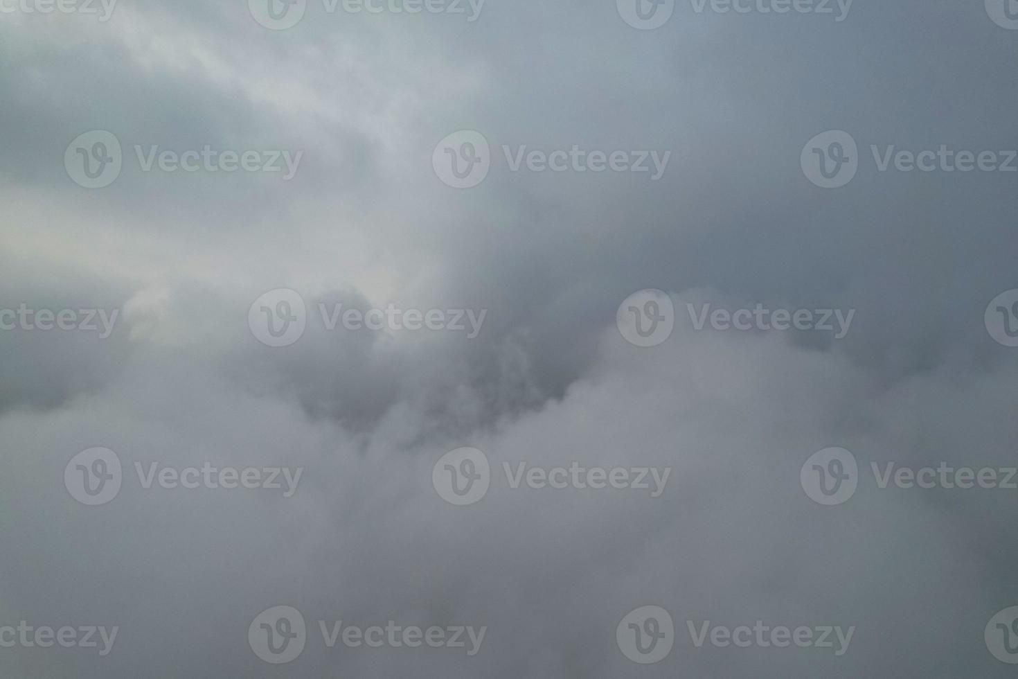 à travers les nuages de pluie sur la ville britannique photo