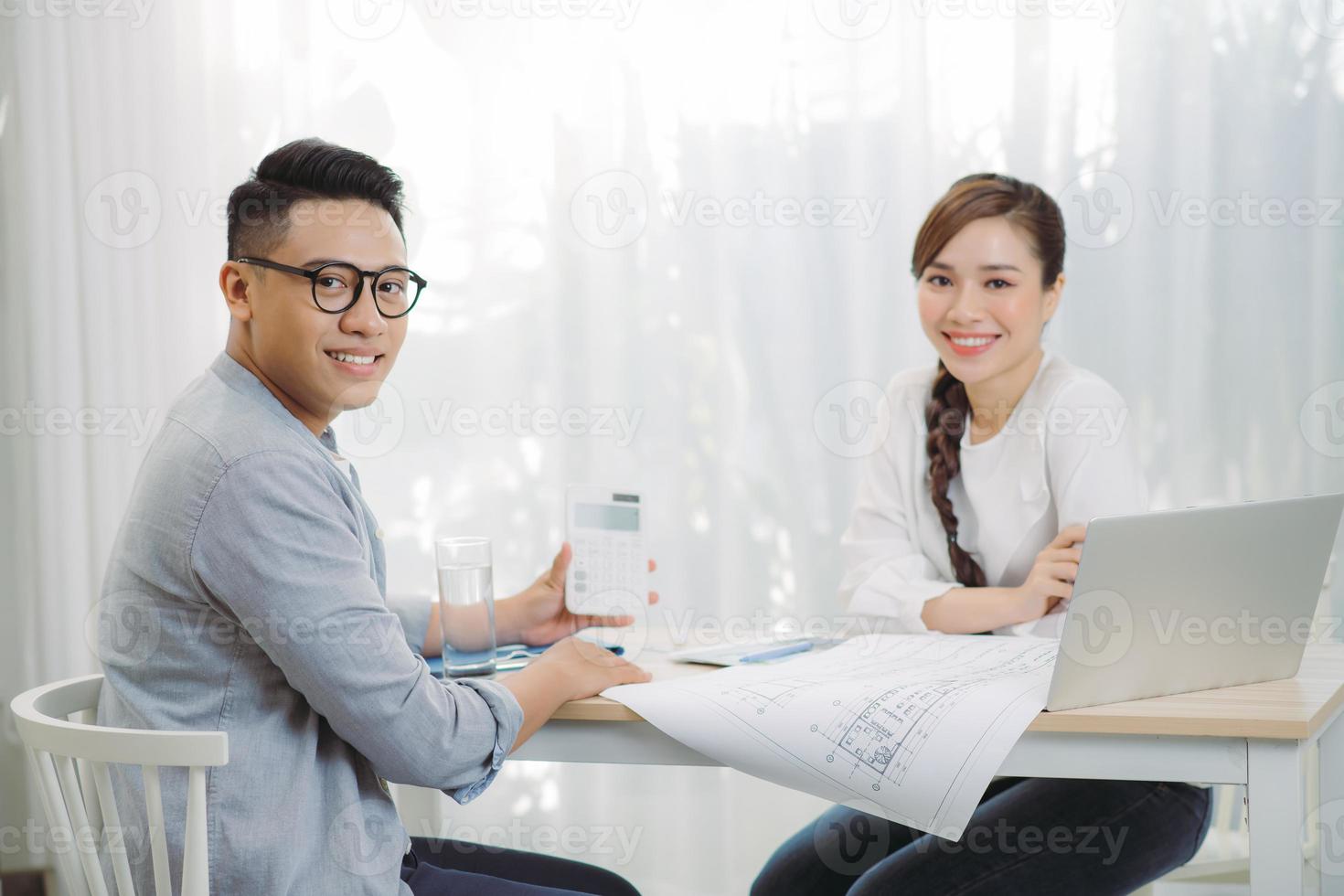 ingénieurs discutant du projet au bureau photo