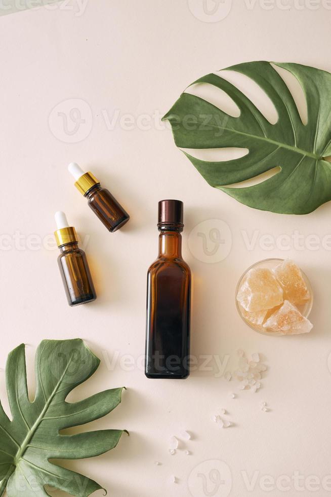 cosmétique nature soins de la peau et aromathérapie aux huiles essentielles .produit de beauté biologique des sciences naturelles .médecine alternative à base de plantes maquette. photo