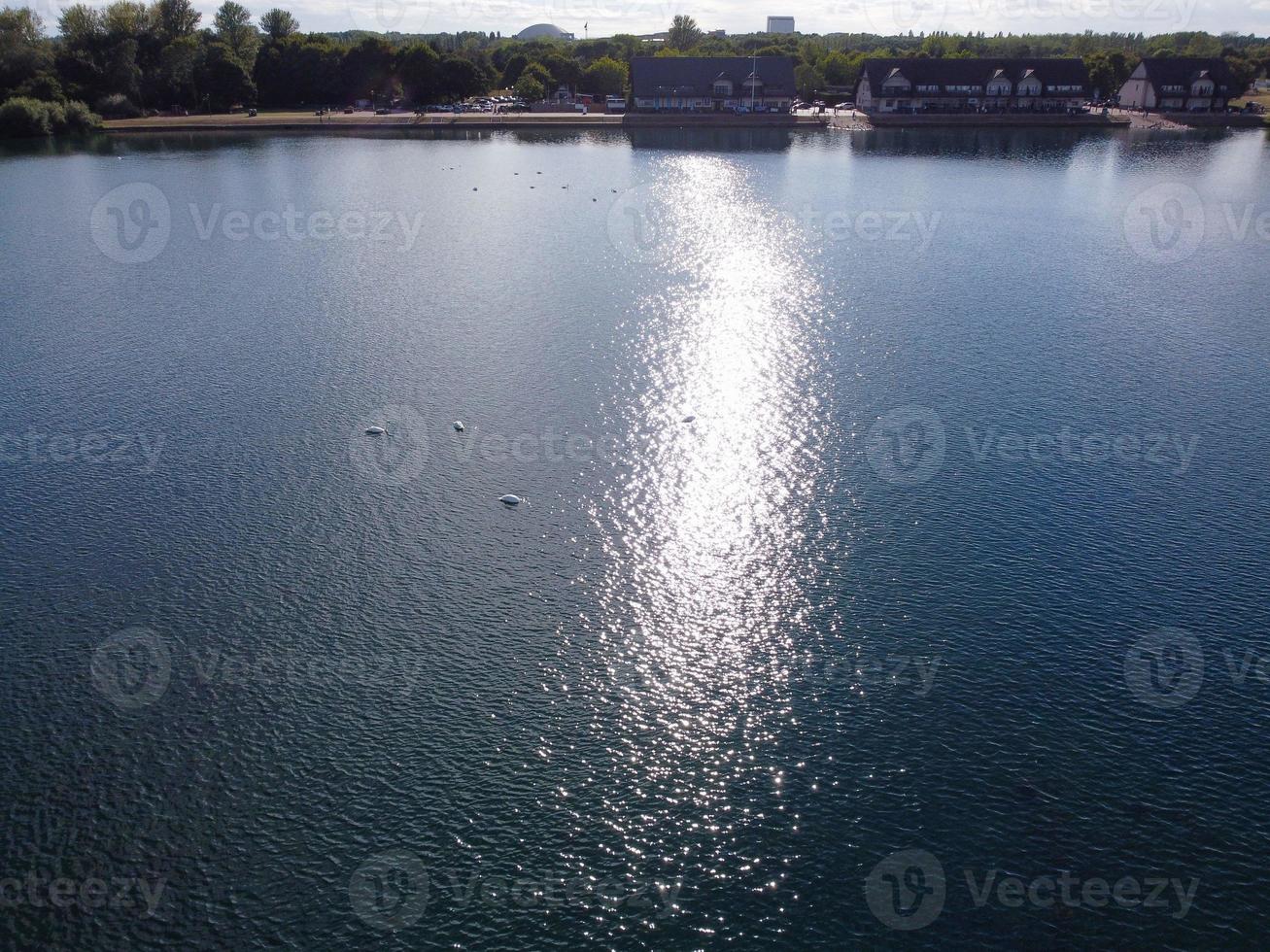 belle vue aérienne du magnifique lac de milton keynes angleterre uk photo