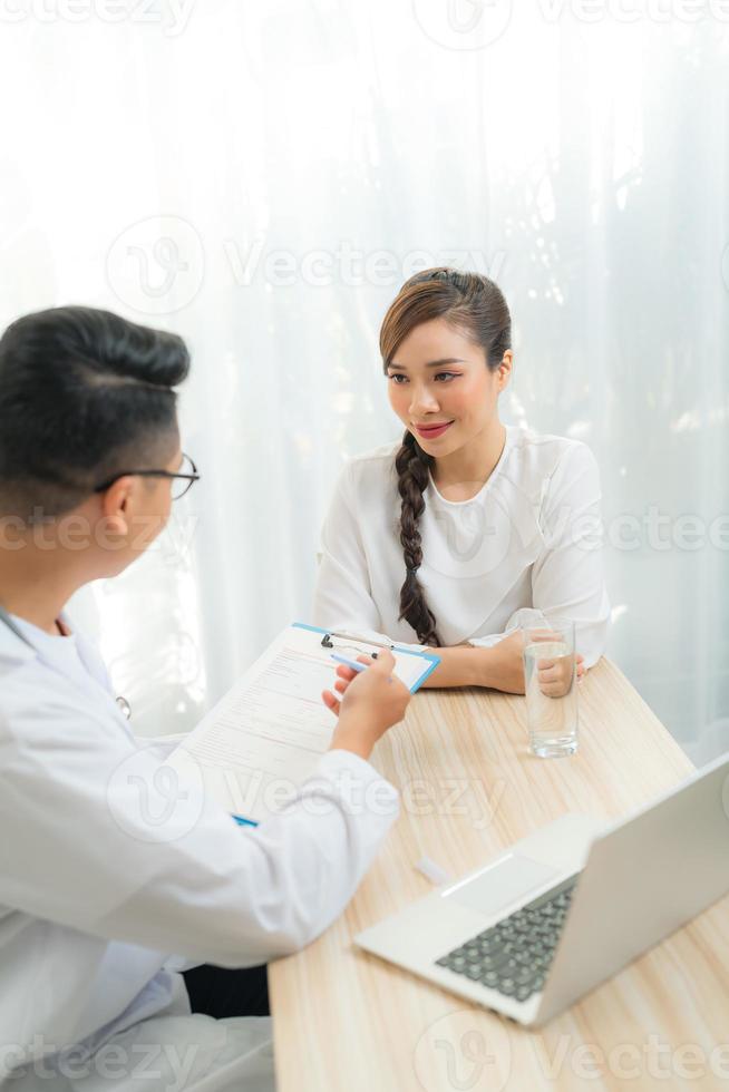 femme patiente consultant un médecin ou un psychiatre sur une maladie obstétricale - gynécologique féminine ou sur la santé mentale dans une clinique médicale ou un service de santé hospitalier photo