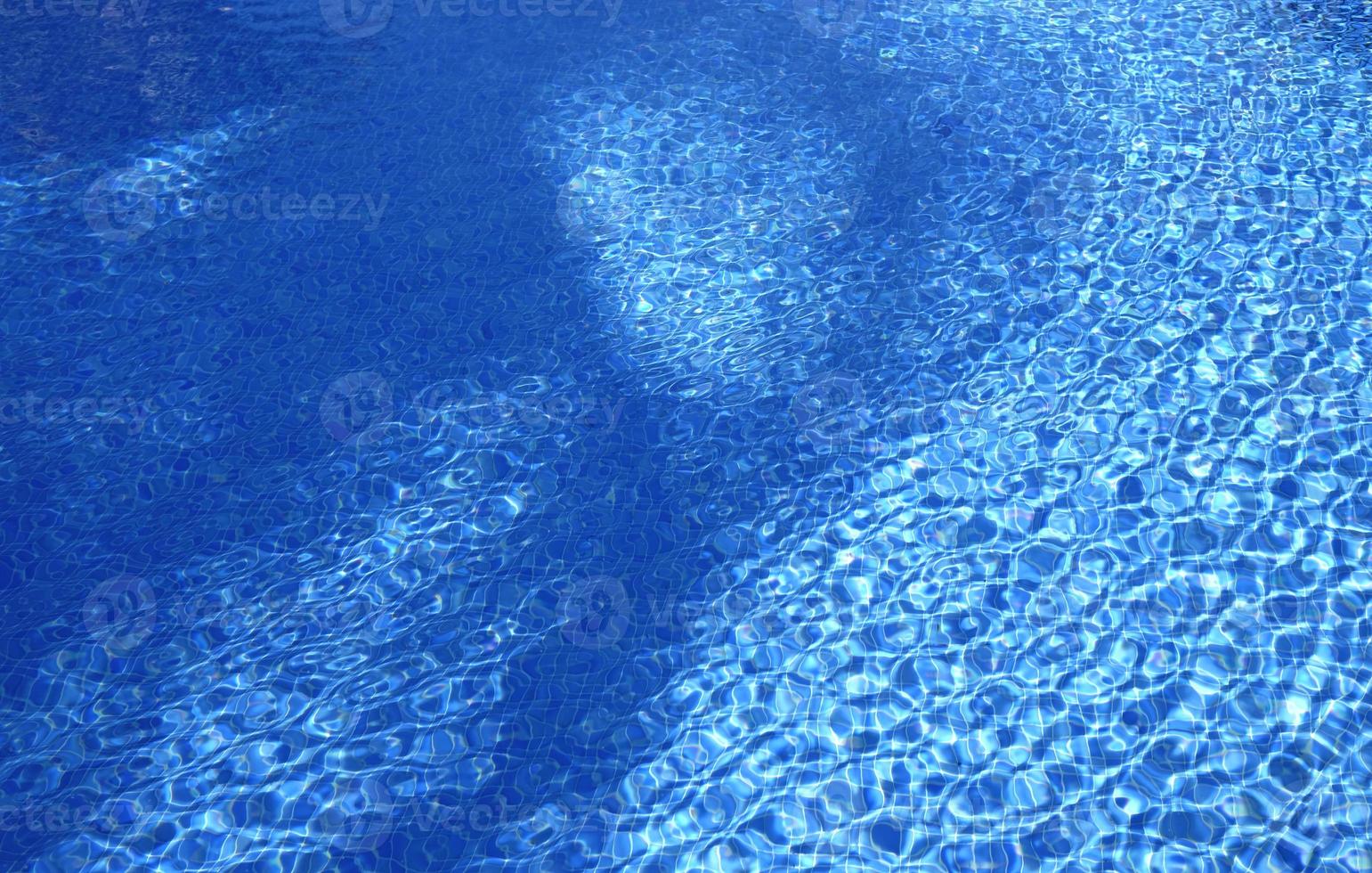 ondulations à la surface d'une piscine extérieure par beau temps photo