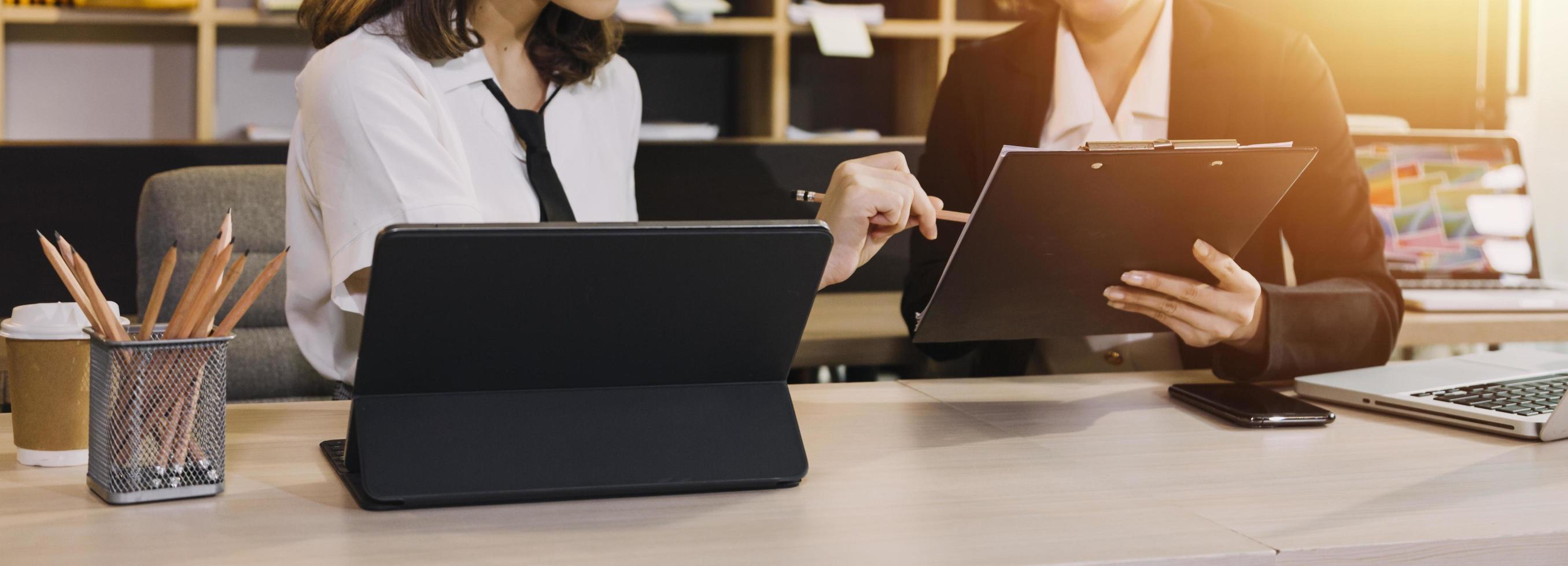 réunion de conseil aux entreprises travail et brainstorming nouveau concept d'investissement financier de projet d'entreprise photo