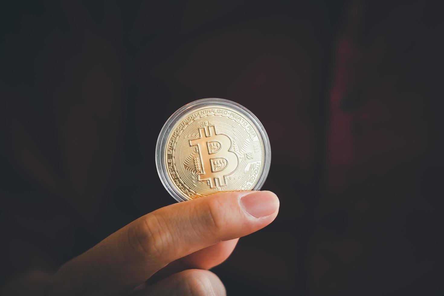 pièce d'or bitcoin. main tenant une pièce d'or bitcoin, crypto-monnaie, monnaie crypto btc. photo