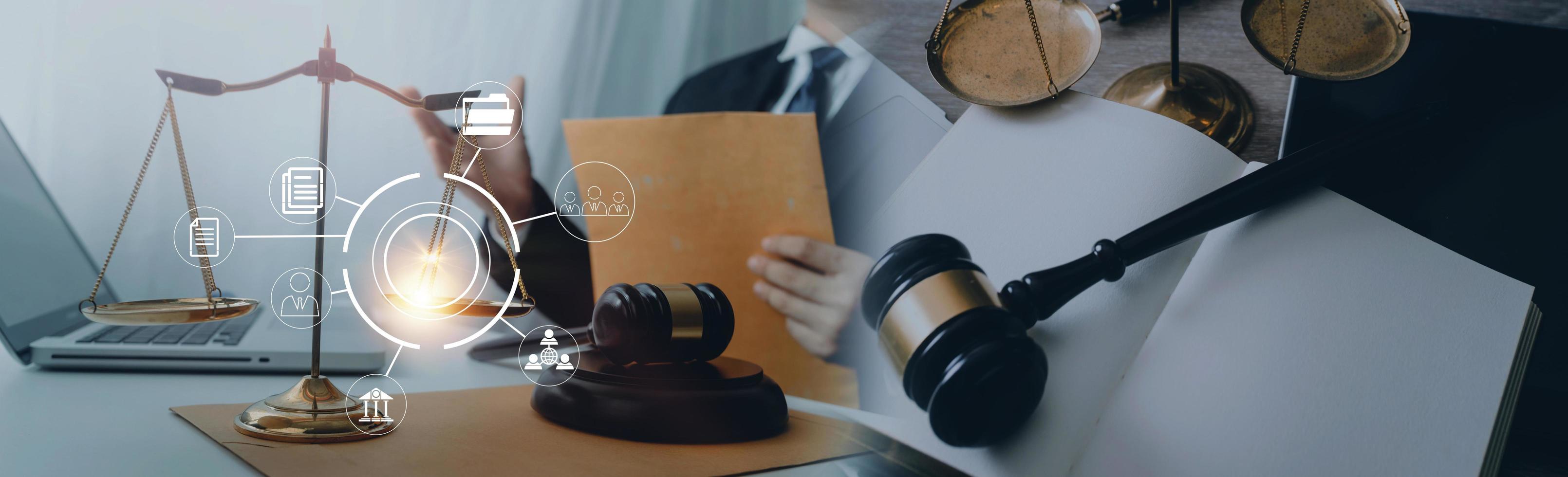 concept de justice et de droit. marteau sur le bloc de sondage dans la main du juge masculin dans une salle d'audience, travaillant avec des livres de droit des documents, signalez l'affaire sur la table dans un bureau moderne. photo