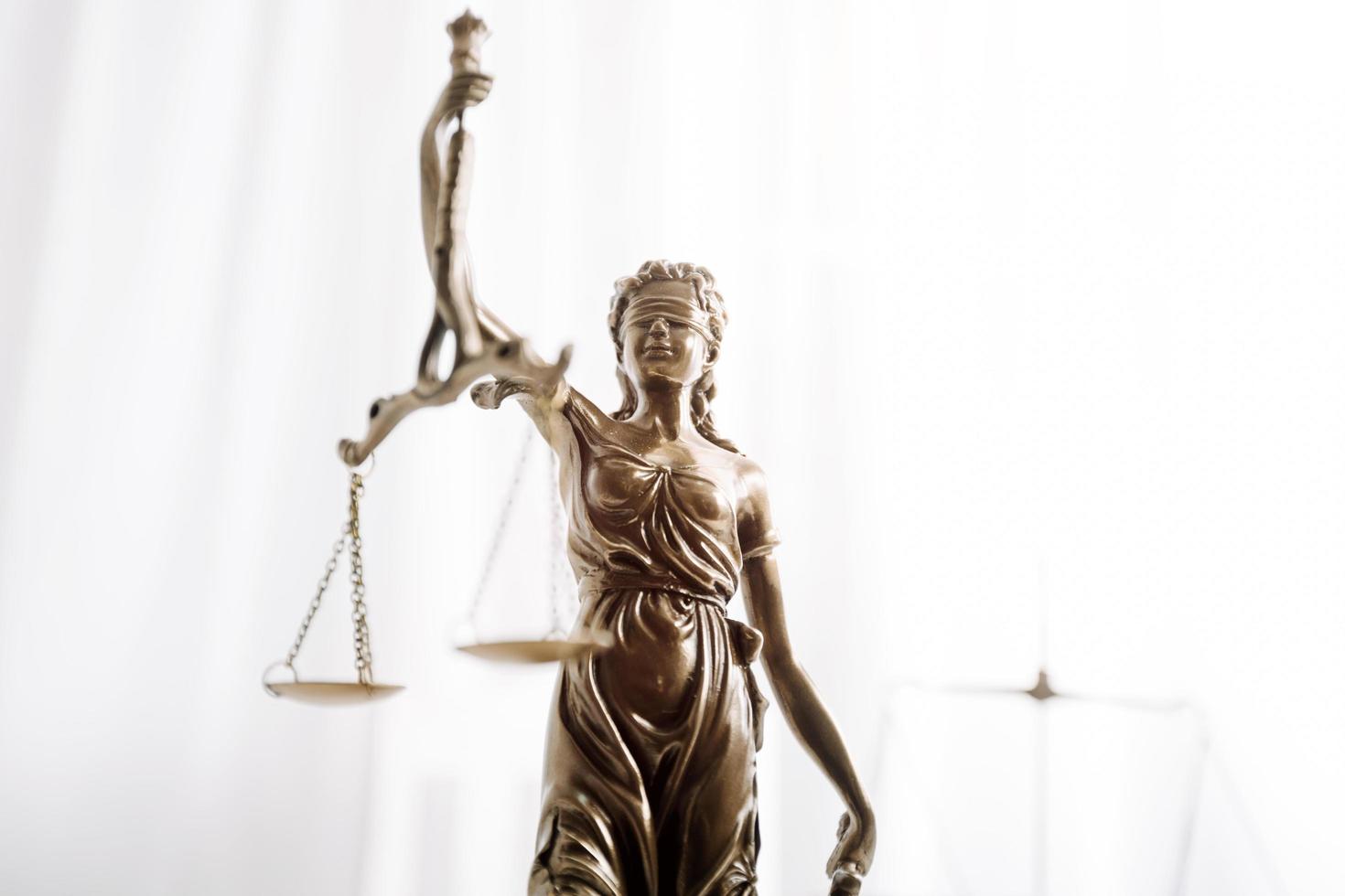 concept de justice et de droit. juge masculin dans une salle d'audience sur une table en bois et conseiller ou avocat masculin travaillant au bureau. concept de droit, de conseil et de justice juridique. photo