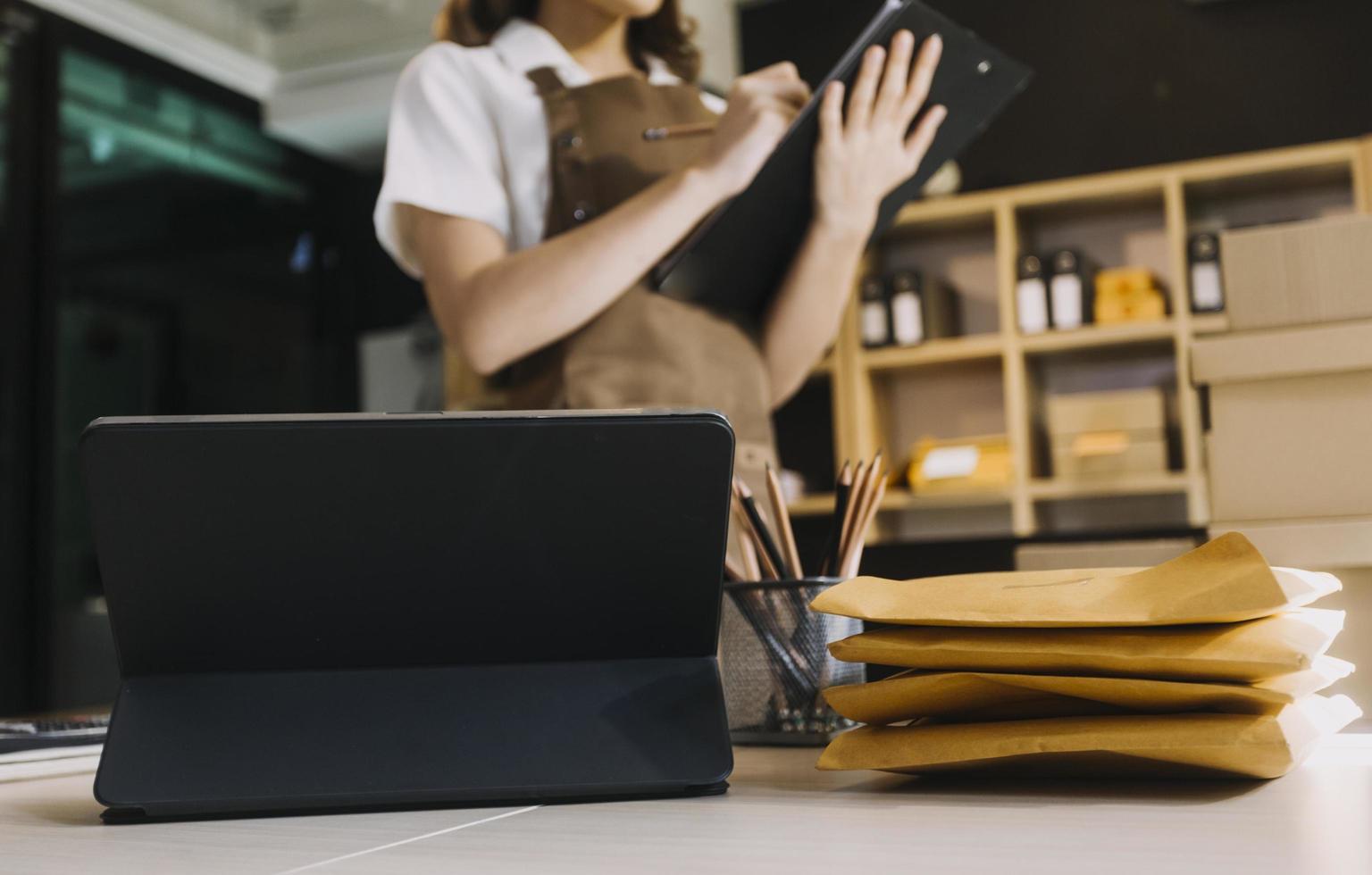 portrait de propriétaires de PME en démarrage, deux femmes asiatiques vérifient les commandes en ligne vendant des produits travaillant avec des boîtes travail indépendant au bureau à domicile, PME en ligne petite moyenne entreprise photo