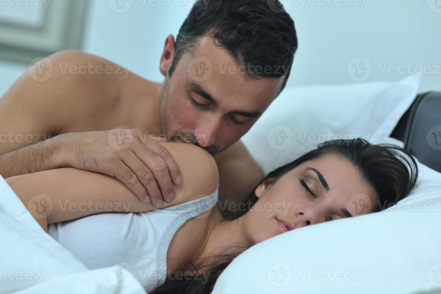 jeune couple passe du bon temps dans sa chambre photo