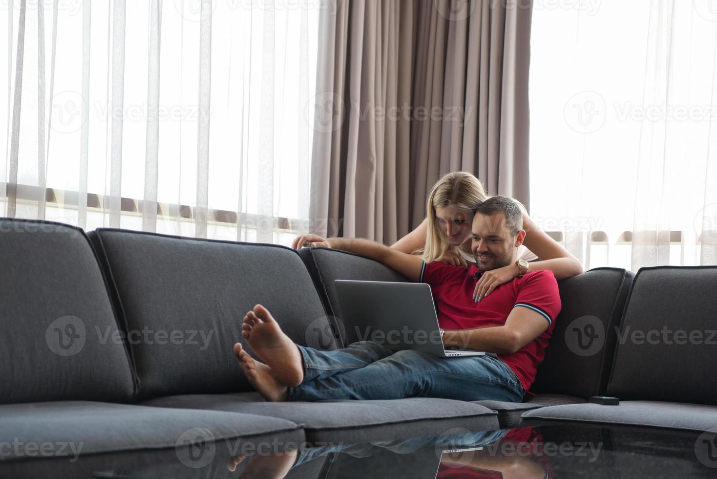 couple utilisant un ordinateur portable à la maison photo
