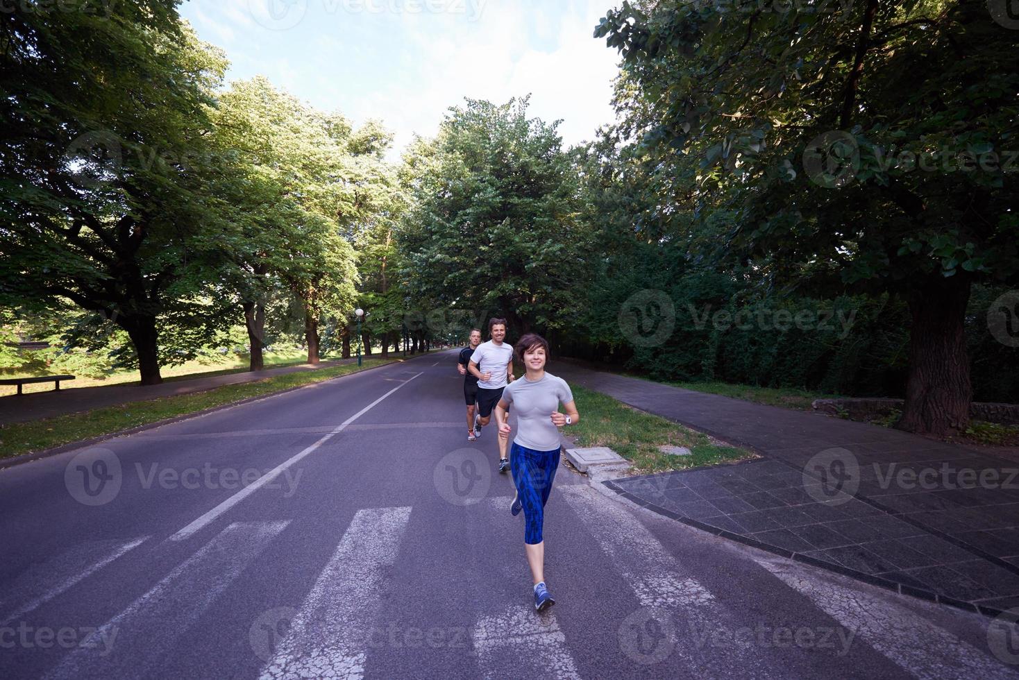 groupe de personnes jogging photo