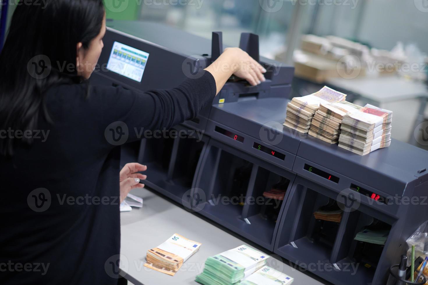 employés de banque triant et comptant les billets en papier photo