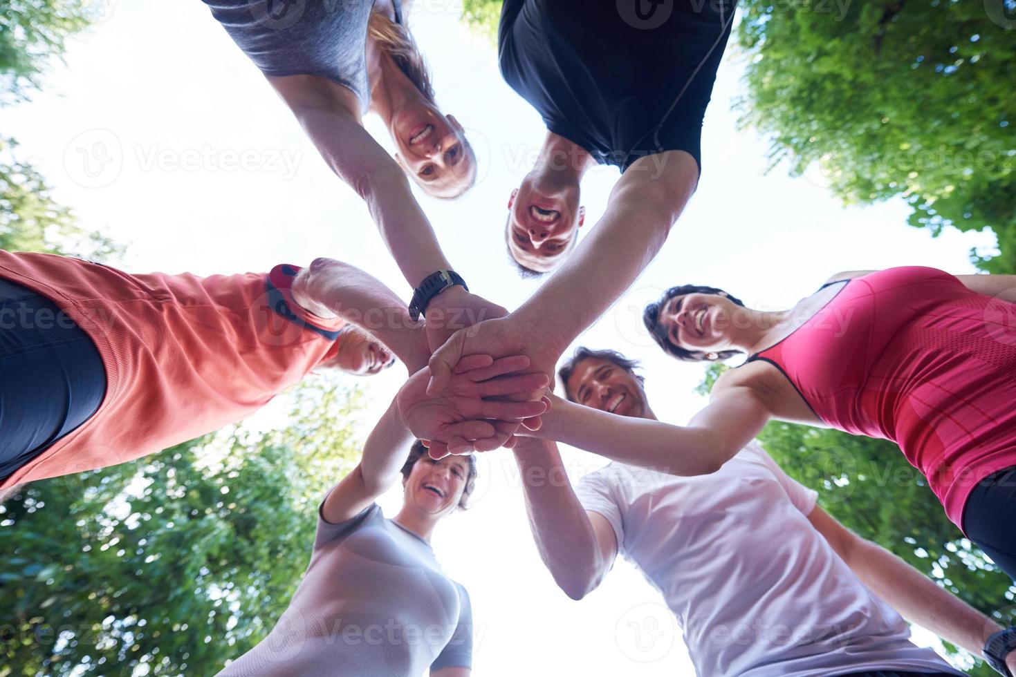 jogging groupe de personnes s'amuser photo