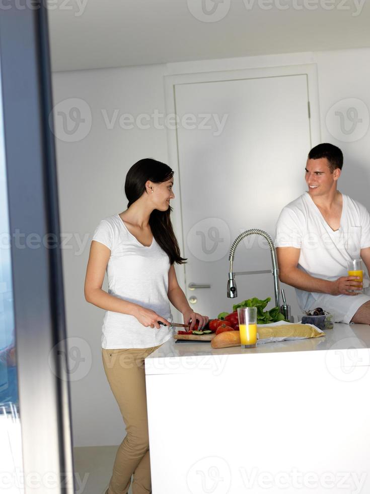 heureux jeune couple dans la cuisine photo