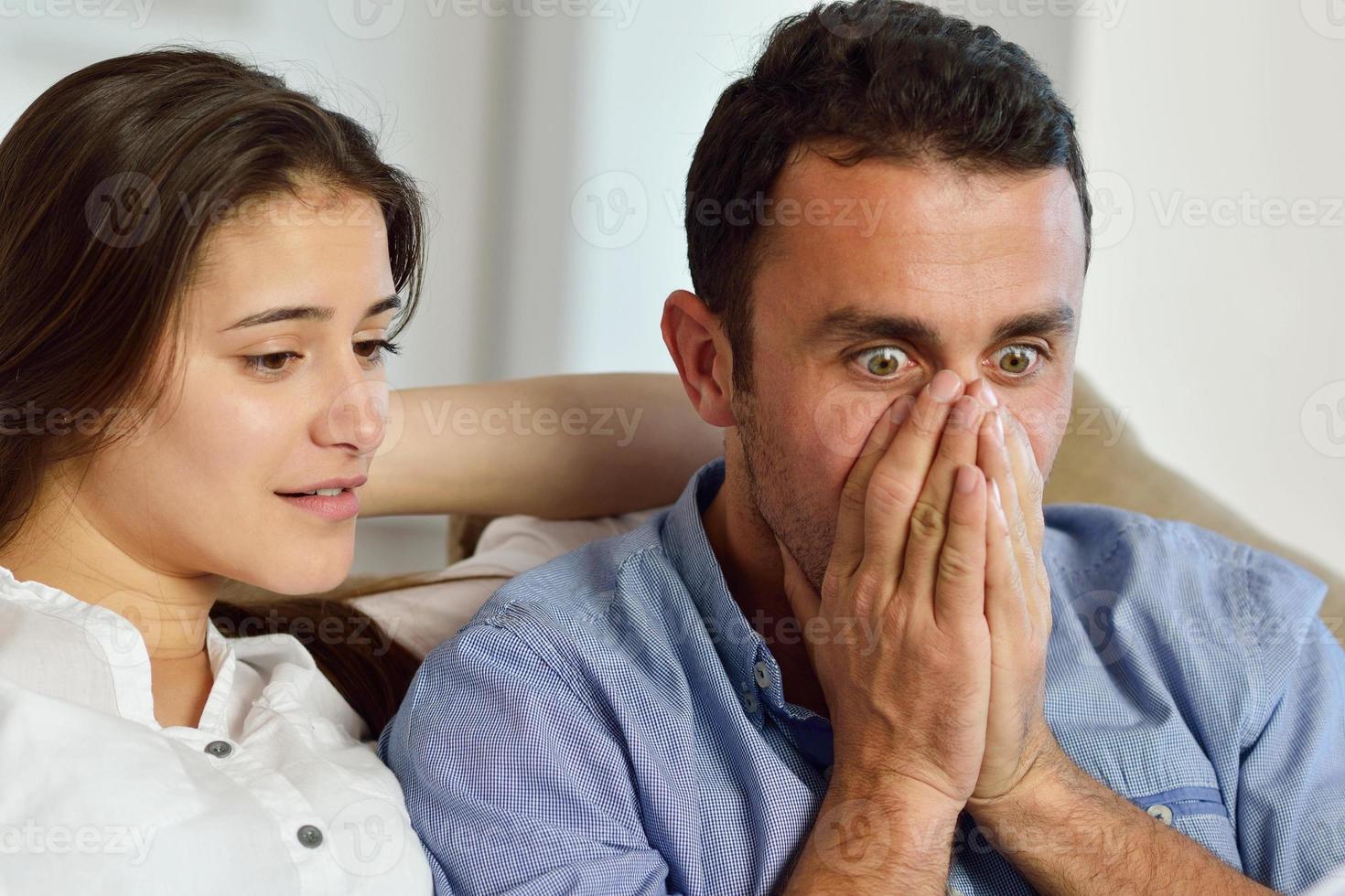 jeune couple détendu travaillant sur un ordinateur portable à la maison photo