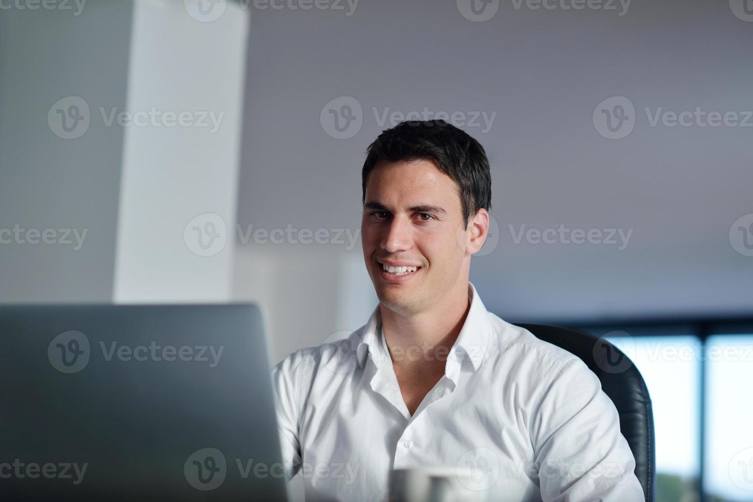 homme d'affaires travaillant sur un ordinateur portable à la maison photo