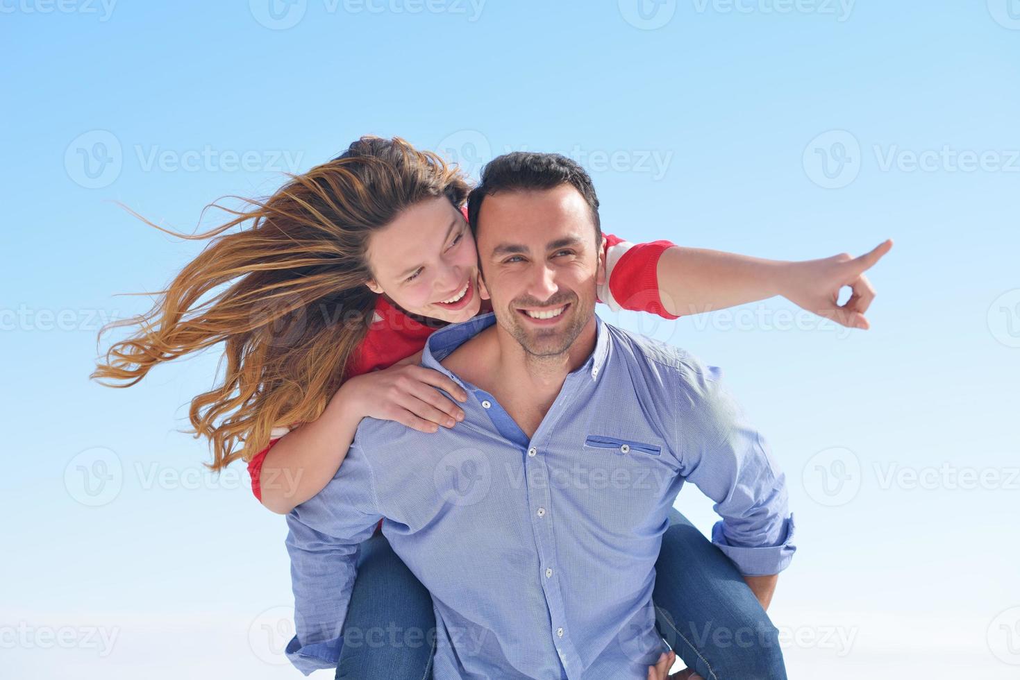 heureux jeune couple romantique s'amuser se détendre photo